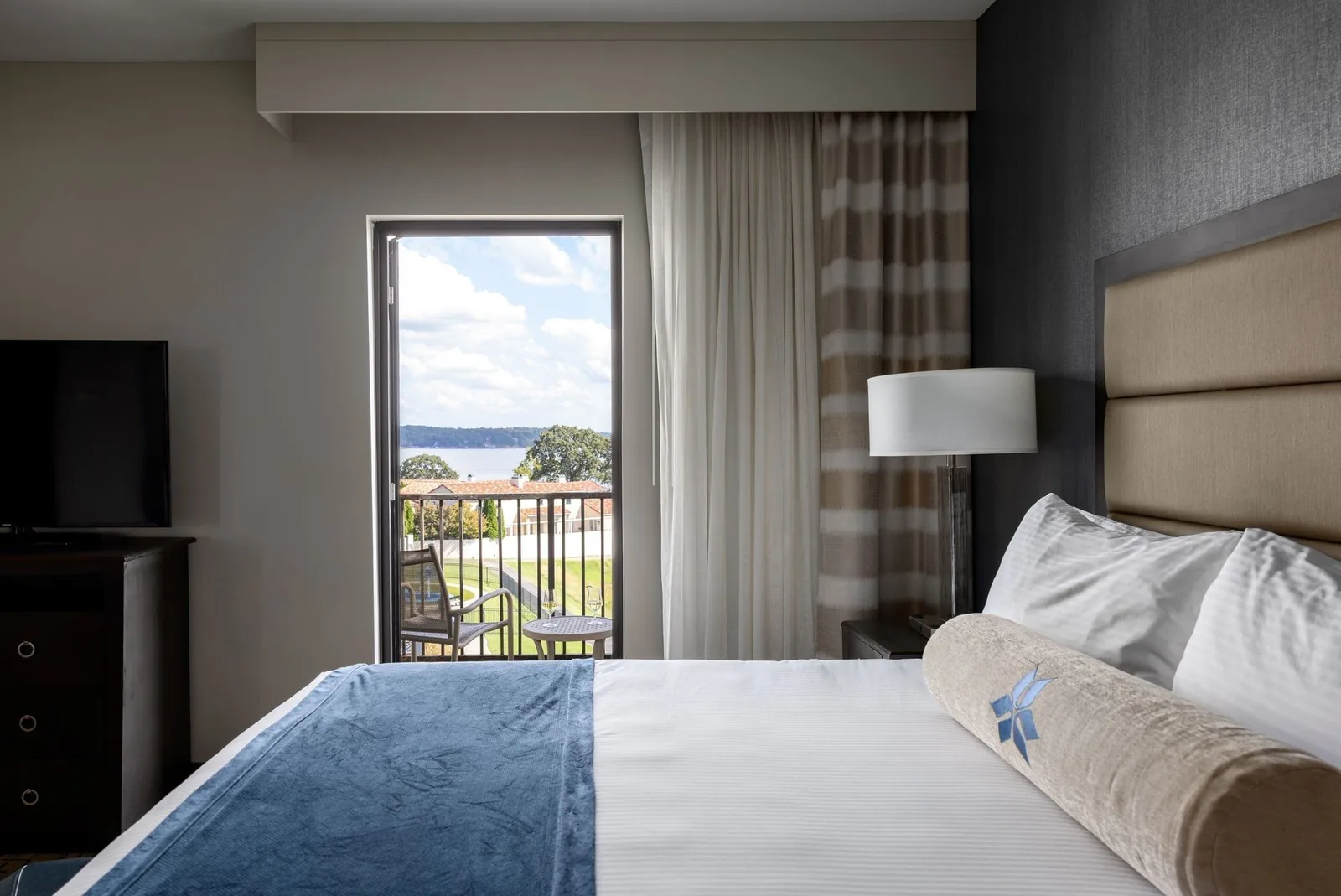 King Sofa guest room with a balcony door overlooking Grand Lake at Shangri-La Resort